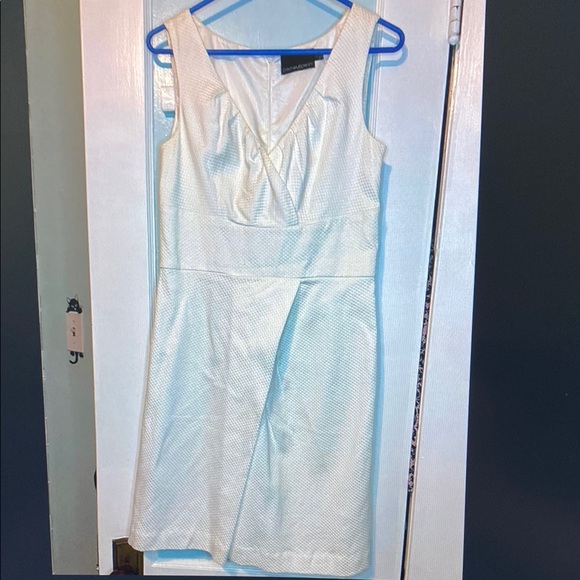 Elegant White Sleeveless Dress - Picture 1 of 1